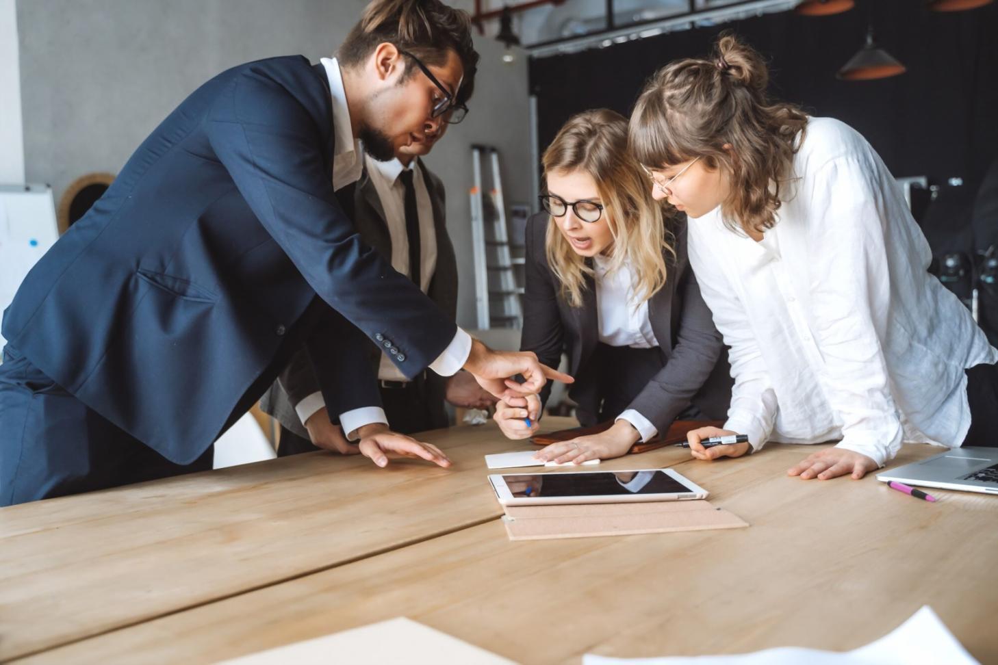Gruppo di persone in condivisione autentica e supporto reciproco